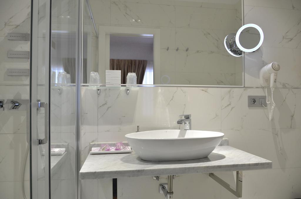 Hostal Alexis Madrid Ngoại thất bức ảnh